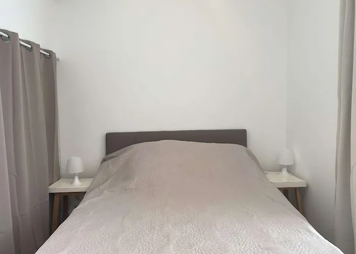 T1 Rénové Avec Terrasse, Climatisation Et Wifi à - Fr-1-553-282 *